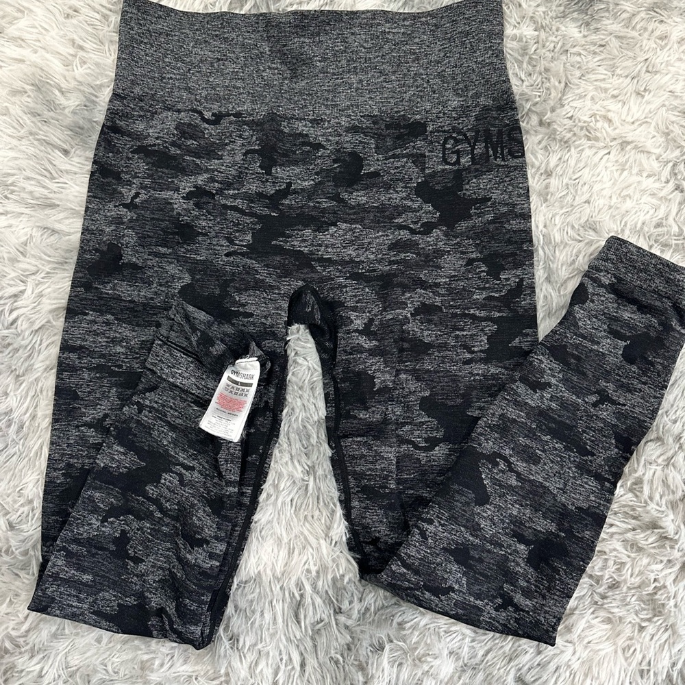 Gymshark Adapt camo seamless leggings Black, Size Large. Scrunch butt.